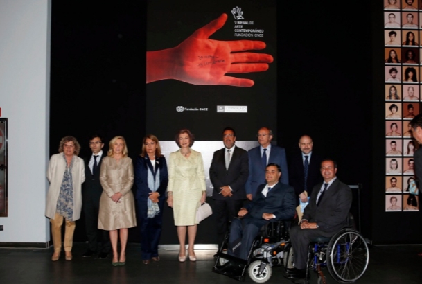 Su Majestad la Reina con las autoridades presentes en la inauguración de la exposición V Bienal de Arte Contemporáneo de la Fundación ONCE